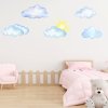 Moderní interiérový design s textilní nálepkou na zeď obláčky