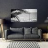 Minimalistický dizajn obývačky, čiernobiely bezrámový obraz nad sedačkou