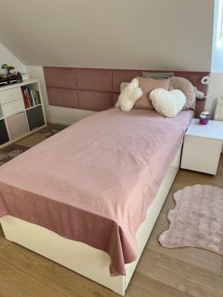 Gabika nám poslal fotky čalúnených panelov, ktore inštalovala za posteľ do dvoch izbičiek pre dcéry 👧 zvolila panely v...