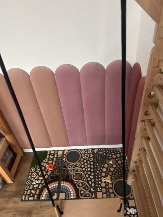 Tereza nám poslala fotky, ako vyriešila s čalúnenými panelmi stenu pri hojdačke v izbe, aby stena nedostávala zabrať a aby...