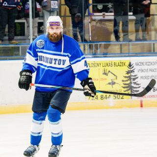 Dva unikátní modré svetry z @povrlyoutdoorhockeygames už mají svého majitele 😱. Jestli nechcete, aby Vám utekl svetr...