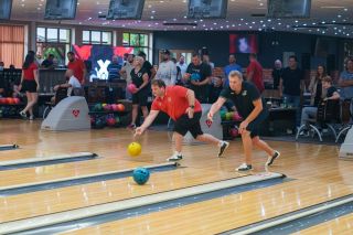 Pozvali jsme naše nejvěrnější permanentkáře, partnery, hokejisty a zástupce klubu na Pirátský bowling. 🎳 Vítězem...