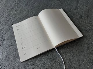 Jednoduchý layout — na levé straně týdenní kalendárium, dny, měsíc a číslo týdne — na pravé straně volný prostor pro Vaše...