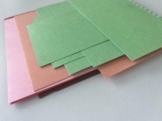 — z odřezků — ve výraznějších hřejivějších odstínech 25 listů papíru směs vyšších gramáží směs velikostí kroužková vazba...