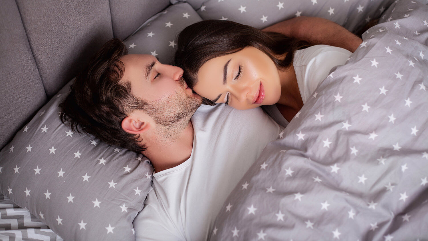 Pod peřinou aneb spánek pod jednou dekou