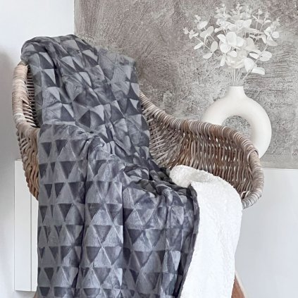 Oboustranná deka s beránkem - Triangl tmavě šedá