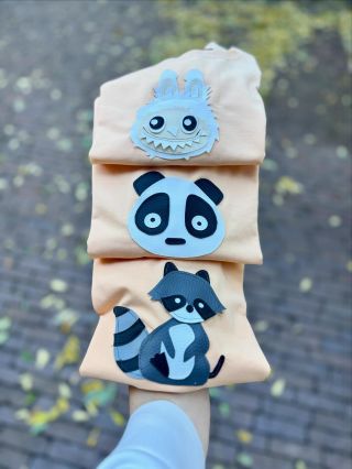 Hociaké pískajúce obrázky na marhuľkovom dlhom rukáve dorazili k nám na Kvačalovu 10 - 20% 🫶🏻