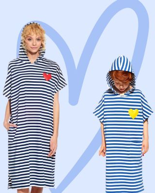 Väčšina ľudí nevie, že vyrábame aj... pončá 👀⛱️ Pískacie tričká poznáte. Ale vedeli ste, že ručne šijeme aj prúžkované...