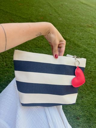 Kozmetická taštička off white / dark blue s pískacou kľúčenkou za 17€? To chceš!