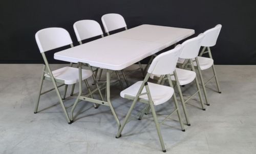 Plastové skladacie stoly a stoličky