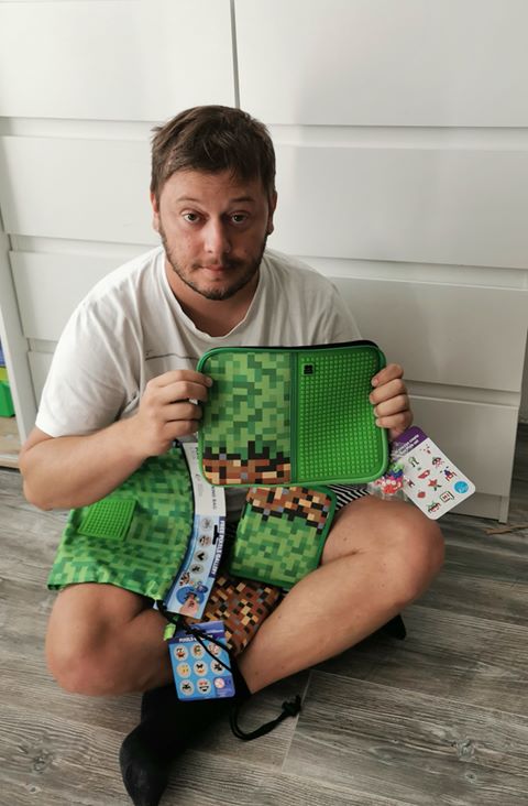 Dominik Landsman známý s Deníček moderního fotra dlouhodobě propaguje Minecraft řadu od PIXIE CREW 