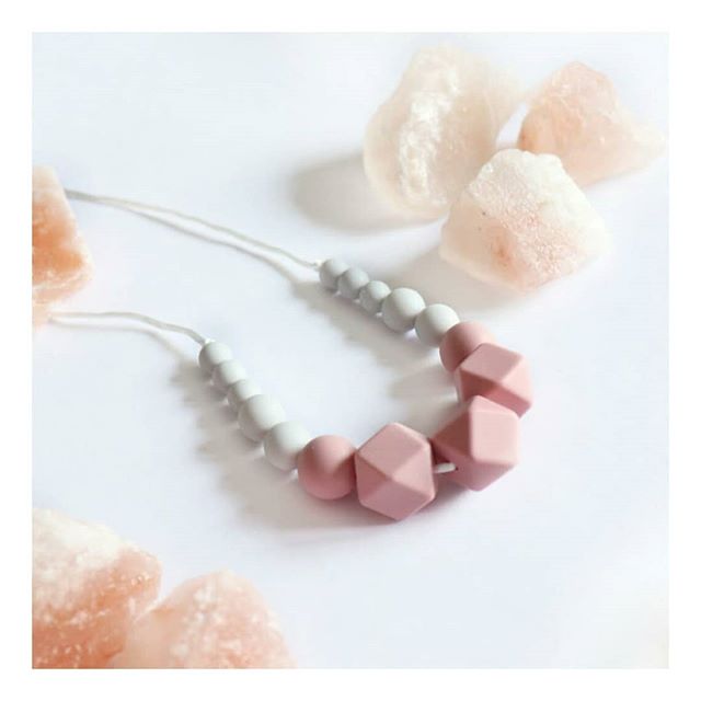 O bezpečnosti: náhrdelníky, klipsy & hryzátka