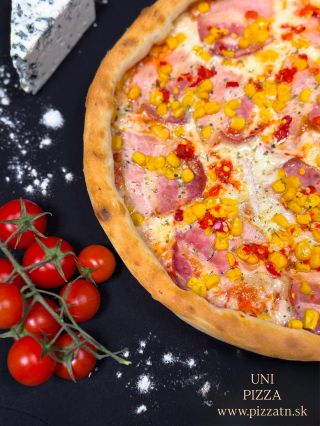 Oravská plus - jemne pikantná, krásne sfarbená a bohatá na chute, ktoré spolu jednoducho fungujú🍕 #uni #unipizza #pizza...