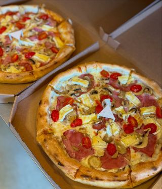 Naša naložená hermelínová pizza s rajčinkami ťa očarí hneď po prvom súste😋 Jemná, výrazná a presne taká, na akú dostaneš...
