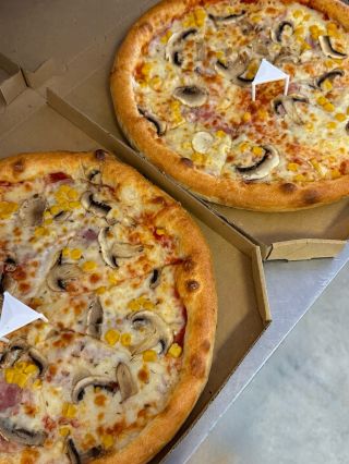 Dve pizze, dvojnásobná radosť🍕 Šunka, kukurica, šampiňóny a veľa syra — presne takto vyzerá pohodový obed…🩷...