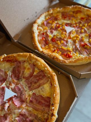 Pre nás bežný deň…. Pre vás pizza, ktorá spríjemní obed či večeru🥰 Ďakujeme, že si vyberáte práve nás..❤️ 👉www.pizzatn.sk👈...
