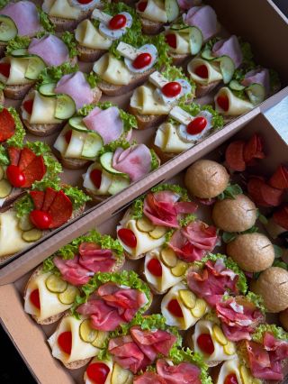 Kombinácia chlebíčkov a kanapiek je vždy dobrý nápad🤍 Veď čím väčší výber, tým lepšie😋 👉www.pizzatn.sk👈 #jednohubky...