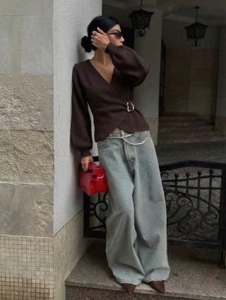 NOVINKA - sveter Neomi je z úžasného mäkkučkého materiálu a je doplnený o zaujímavú aplikáciu, ktorá dodá tvojmj outfitu...