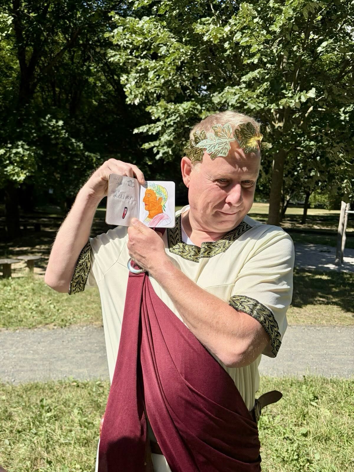 Ředitel firmy jako Julius Caesar s kresbou od dítěte