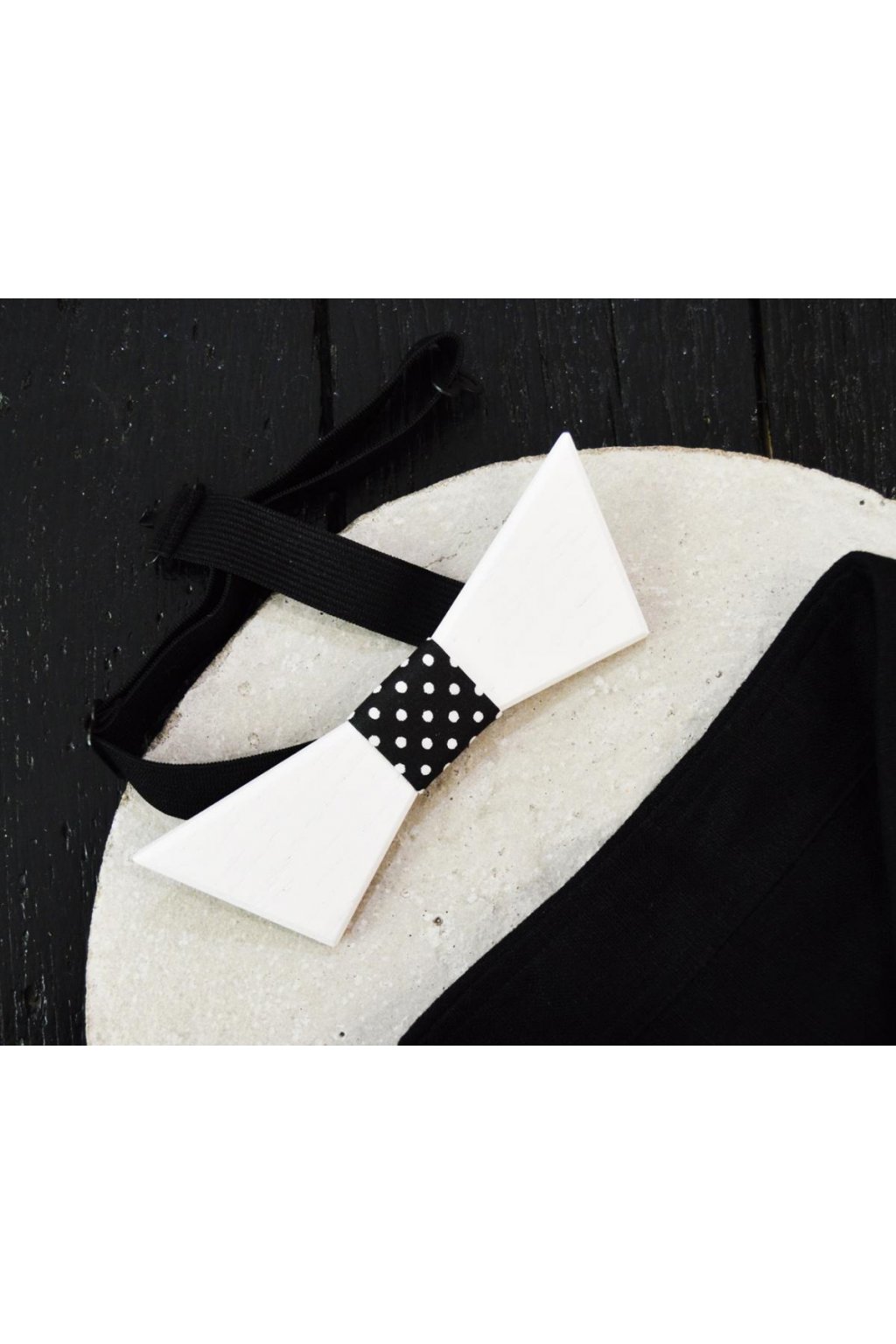 Dřevěný motýlek - bílý s černým vázáním a bílými puntíky