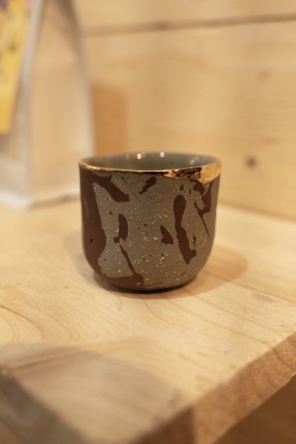 Kelímek na espresso se zlatem | šedo-červený