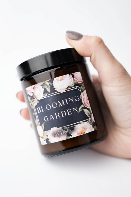 23279 2 svicka blooming garden