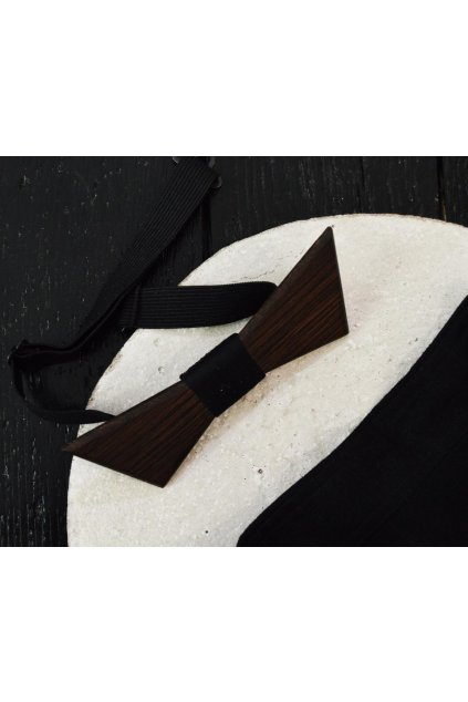 354 dreveny motylek bora s cernym vazanim