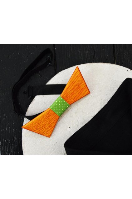 828 dreveny motylek brandi se zelenym vazanim s bilymi puntiky