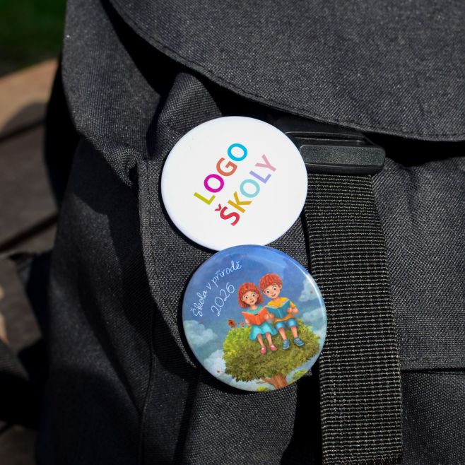🎒 Škola, která má styl Placky s logem školy, třídou nebo vlastním motivem – ideální na školu v přírodě, výlety i školní...