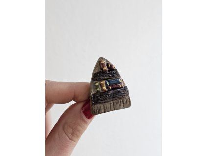 Keramická brošňa Knihy v poličke