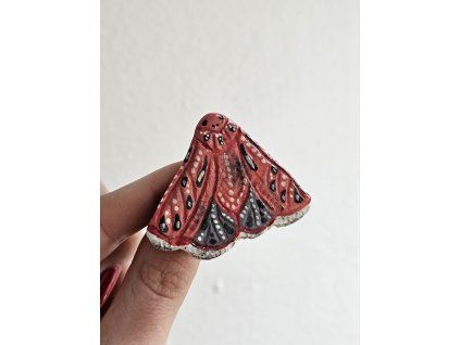 Keramická brošňa Moľa, červená