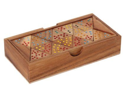 tri domino v drevene krabicce