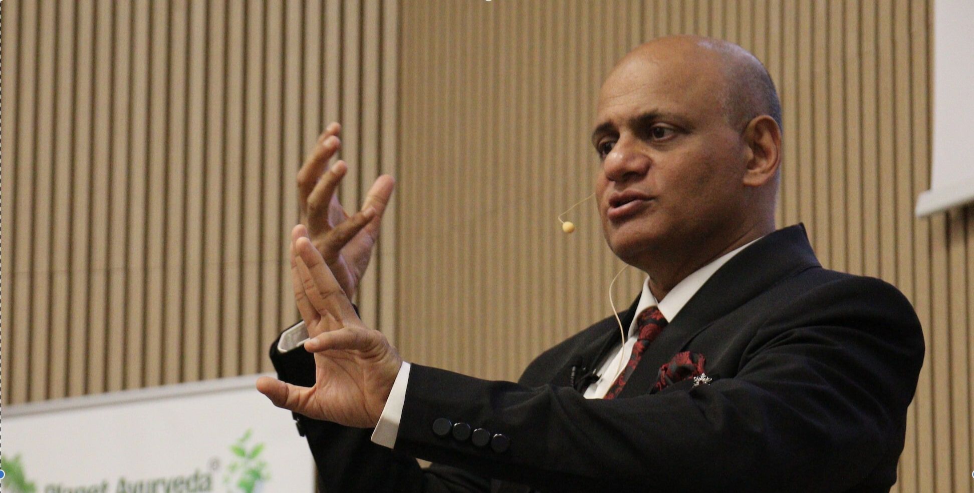 Dr. Vikram Chauhan: Zakladatel a Srdce Planet Ayurveda