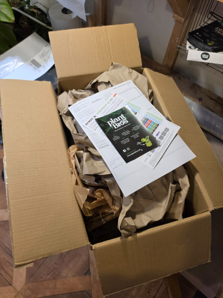 Zabalená objednávka PlantBros pripravená na odoslanie