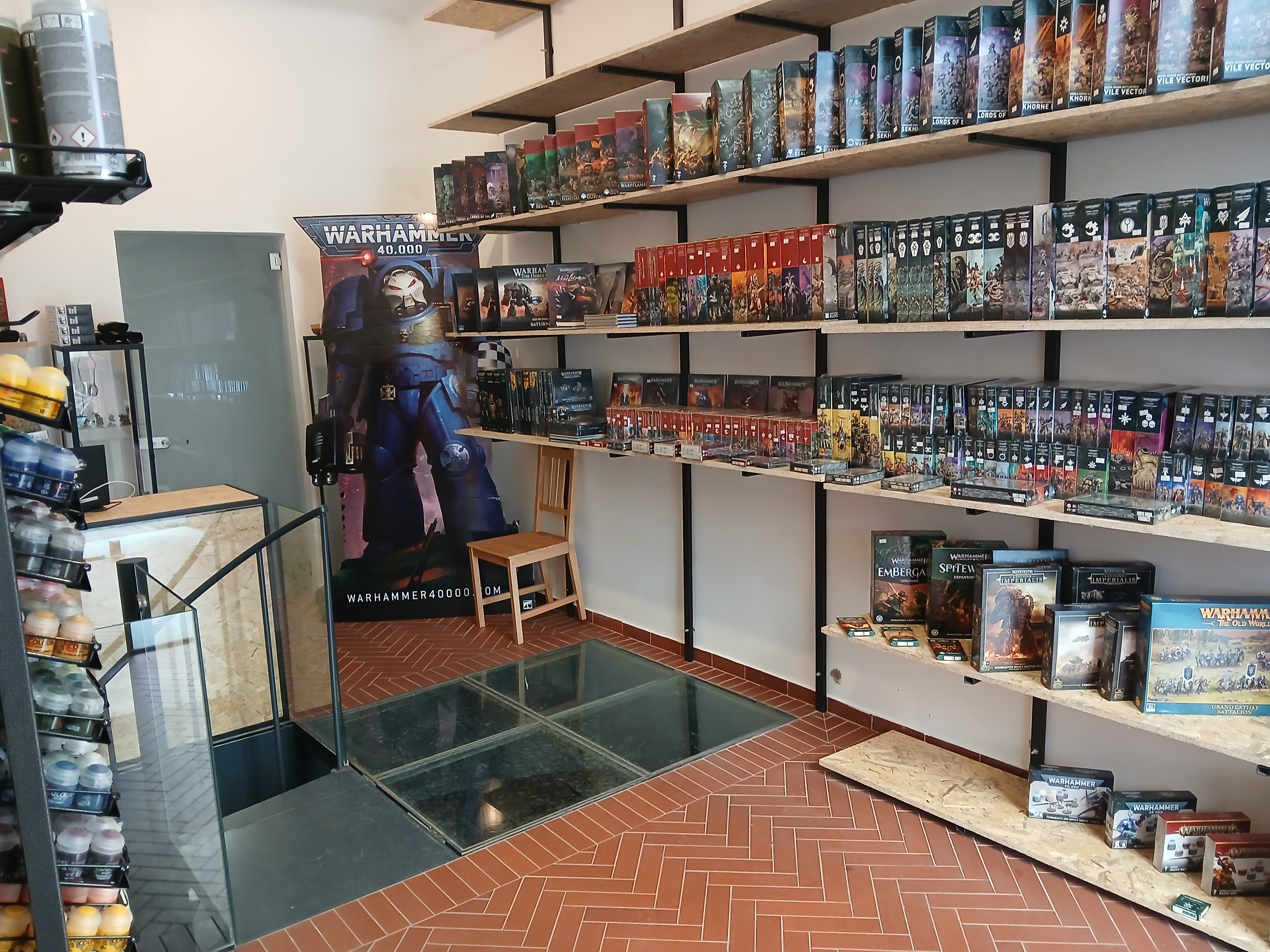 Regály a sortiment na prodejně PlasticWargaming