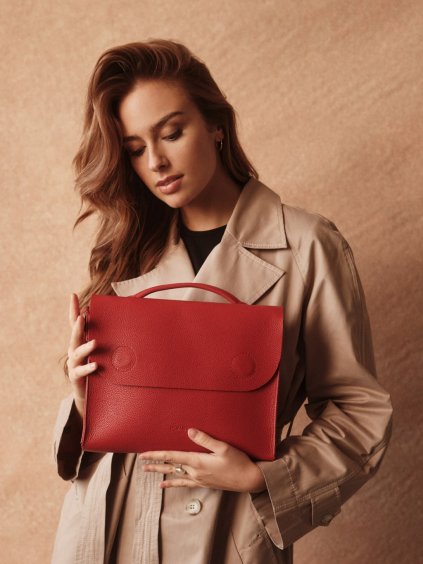 Červená kožená kabelka New Romance Red, modelka 1
