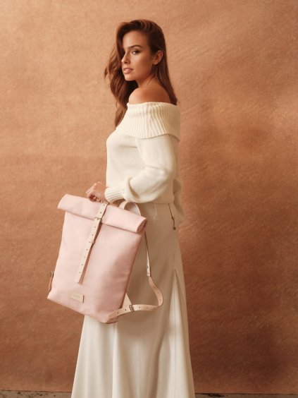 Růžový městský batoh TWIN Pink, modelka 1