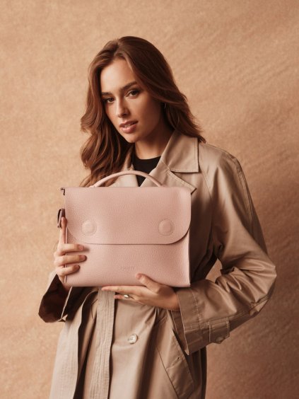 Růžová kožená kabelka New Romance Pink, modelka 1