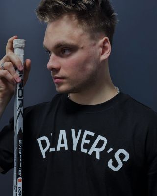 Nádor v noze – to se @misko.knoppyk dozvěděl, zrovna když měl podepsaný hokejový kontrakt ve Švédsku 😶 Místo chytání puků...