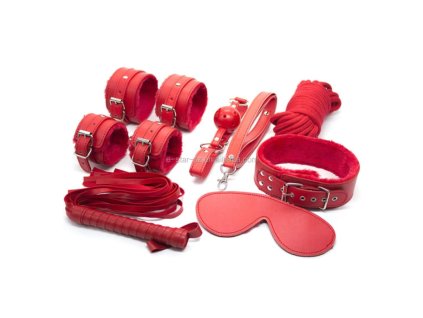 BDSM sada v červené barvě s pouty, maskou a bičíkem pro smyslné hrátky a dominanci