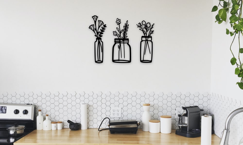 Kovové dekorace na zeď – umění, elegance a váš unikátní styl