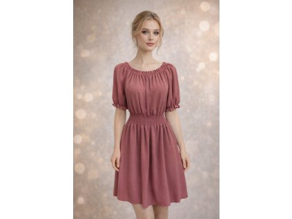 krátké pudrové společenské šaty na ženě