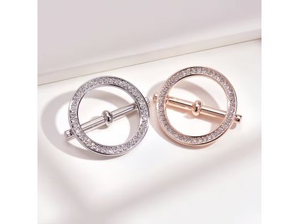 zlatá a stříbrná přezka na společenský šál