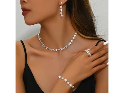 luxusní stříbrná štrasová sada Amanda náhrdelník, náramek, náušnice, prsten na modelce