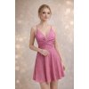 růžové krátké společenské šaty na špagetová ramínka na ženě
