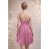 růžové krátké společenské šaty na špagetová ramínka na ženě zezadu
