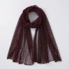 třpytkatá vínová společenská šála přes šaty