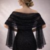 třpytkatá společenská šála přes šaty černá