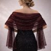 třpytkatá společenská šála přes šaty vínová