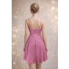 růžové krátké společenské šaty na špagetová ramínka na ženě zezadu